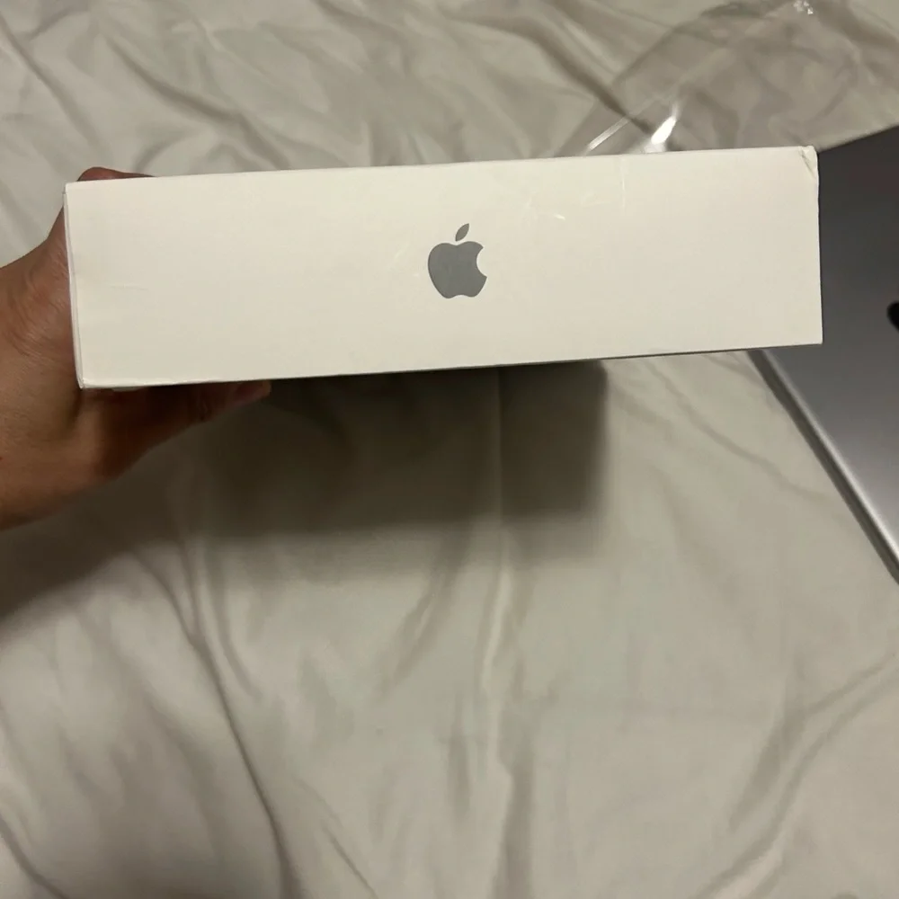 Apple iPad in Sleek Silver 32g 6G